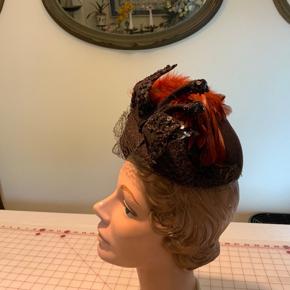 Vintage 1930s -1940s Brown felt wool Cloche style hat w/ sequins & rust feathers main image 14